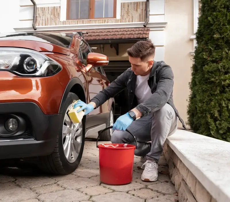 Lavage auto à domicile Lieurac : professionnel intervenant sur un véhicule